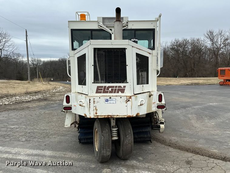 image for item DV0829 1992 Elgin Pelican Series P street sweeper truck