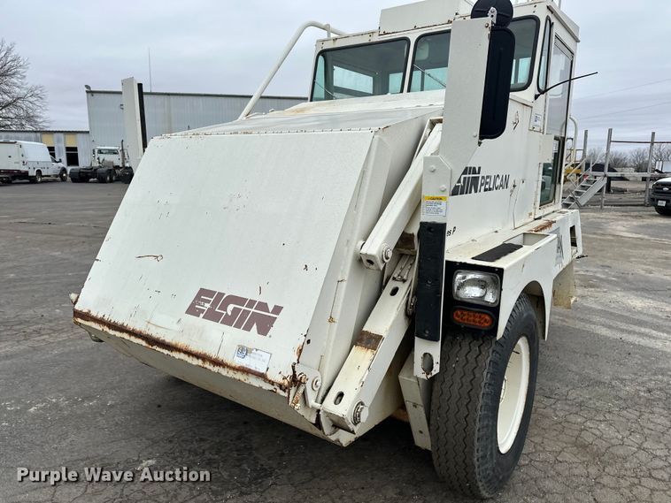 image for item DV0829 1992 Elgin Pelican Series P street sweeper truck