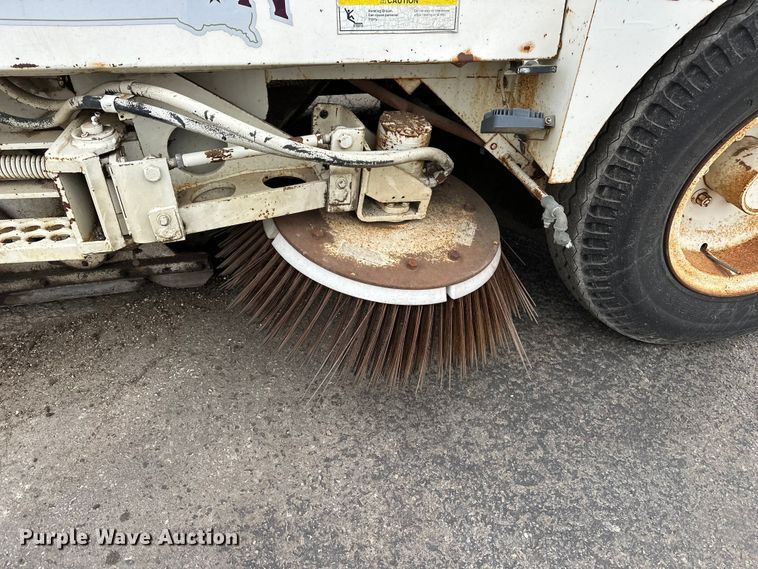 image for item DV0829 1992 Elgin Pelican Series P street sweeper truck