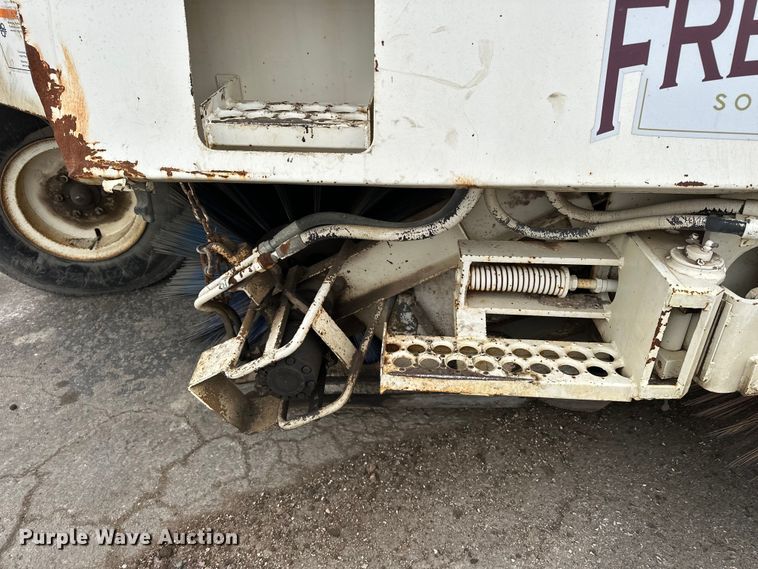 image for item DV0829 1992 Elgin Pelican Series P street sweeper truck