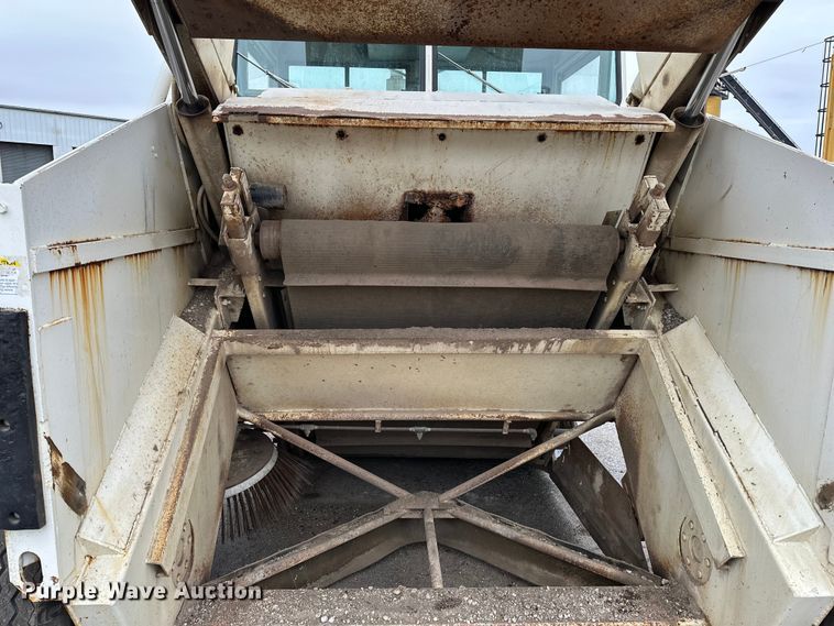 image for item DV0829 1992 Elgin Pelican Series P street sweeper truck