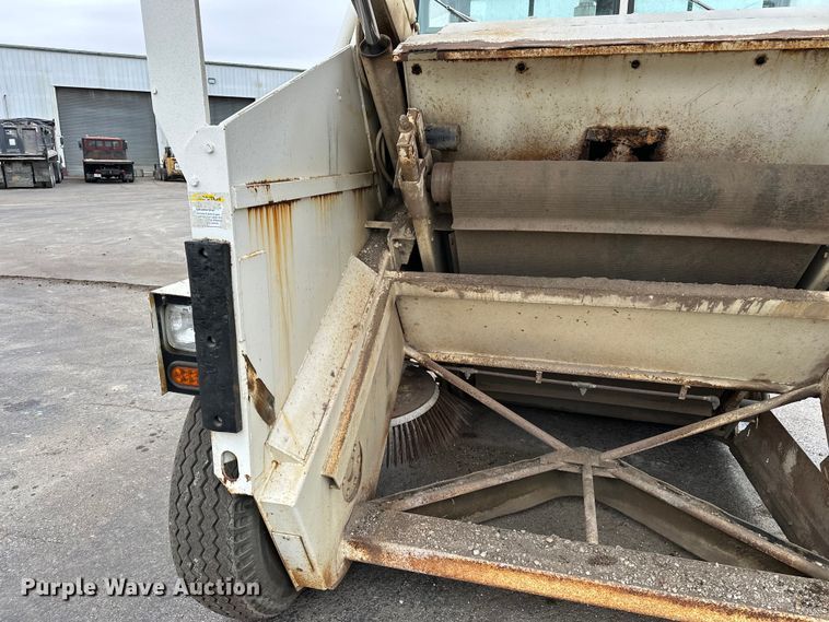 image for item DV0829 1992 Elgin Pelican Series P street sweeper truck