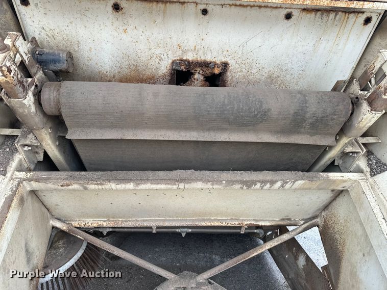 image for item DV0829 1992 Elgin Pelican Series P street sweeper truck