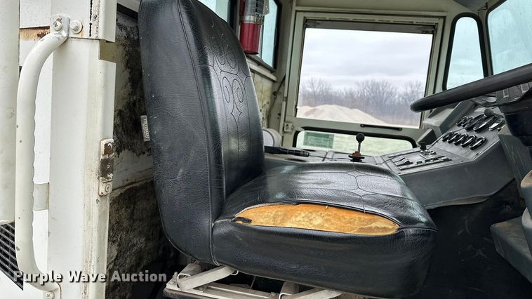 image for item DV0829 1992 Elgin Pelican Series P street sweeper truck