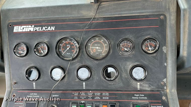 image for item DV0829 1992 Elgin Pelican Series P street sweeper truck