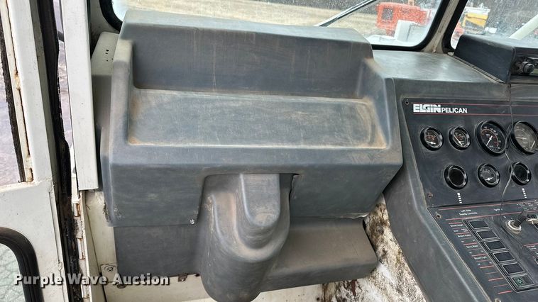 image for item DV0829 1992 Elgin Pelican Series P street sweeper truck