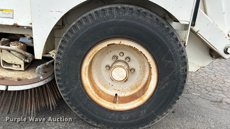 image for item DV0829 1992 Elgin Pelican Series P street sweeper truck