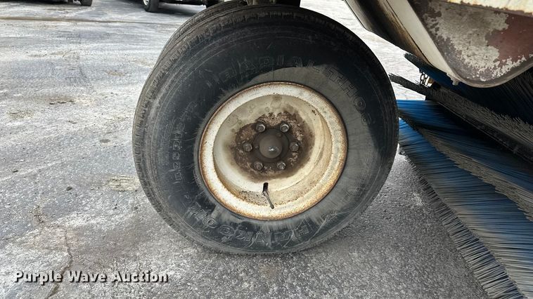 image for item DV0829 1992 Elgin Pelican Series P street sweeper truck