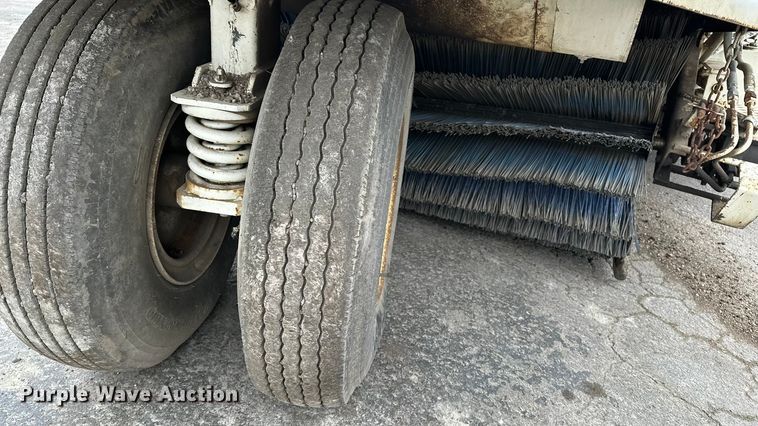 image for item DV0829 1992 Elgin Pelican Series P street sweeper truck