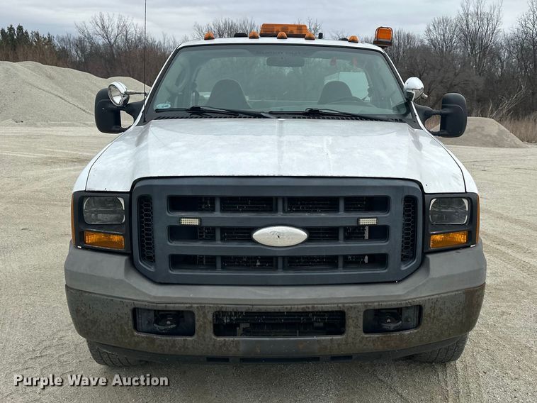 image for item DV0830 2006 Ford F350 Super Duty utility bed pickup truck