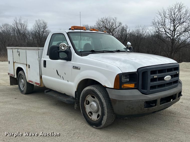 image for item DV0830 2006 Ford F350 Super Duty utility bed pickup truck