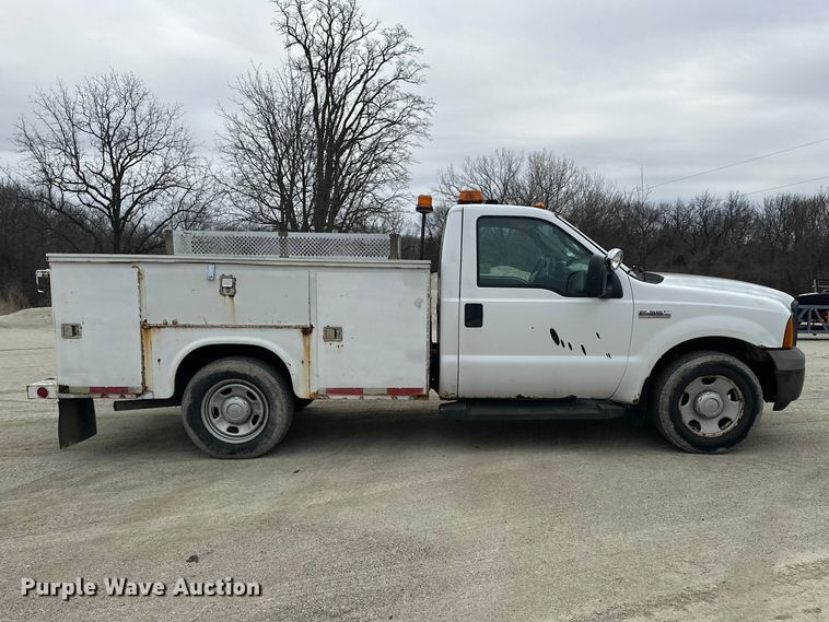 image for item DV0830 2006 Ford F350 Super Duty utility bed pickup truck