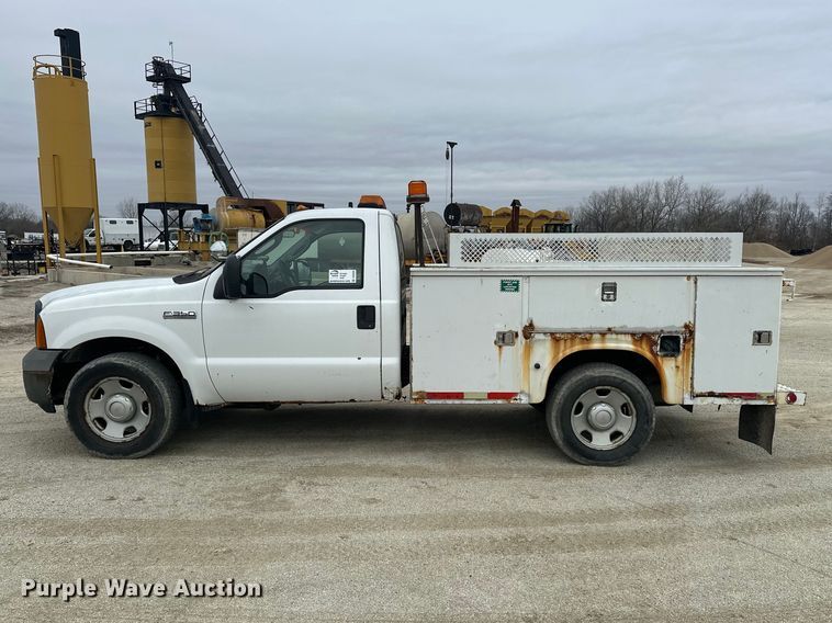 image for item DV0830 2006 Ford F350 Super Duty utility bed pickup truck