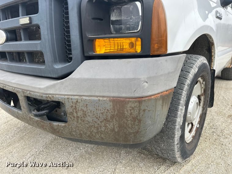 image for item DV0830 2006 Ford F350 Super Duty utility bed pickup truck