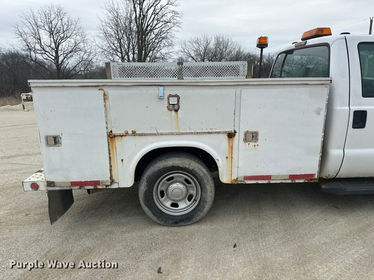 image for item DV0830 2006 Ford F350 Super Duty utility bed pickup truck