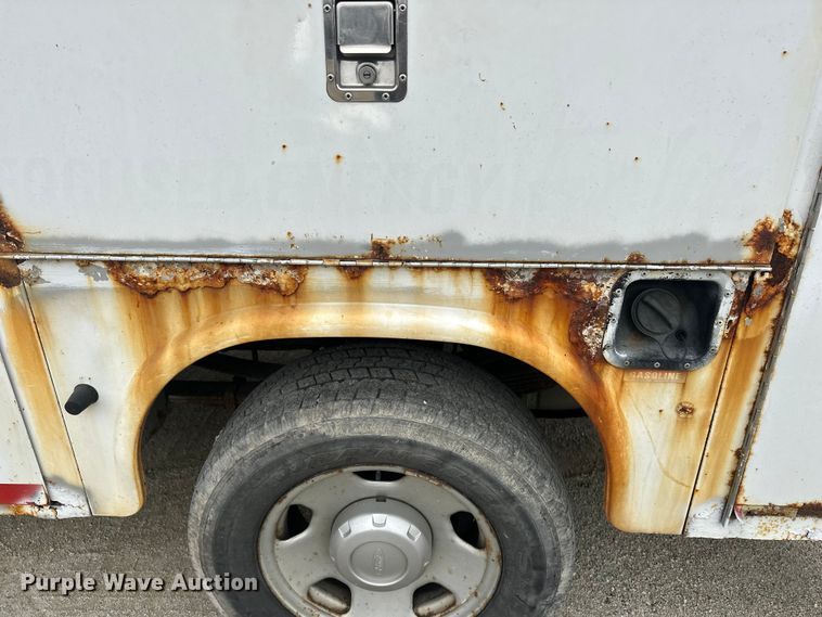 image for item DV0830 2006 Ford F350 Super Duty utility bed pickup truck