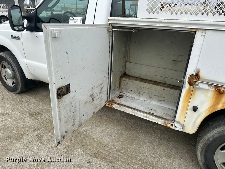 image for item DV0830 2006 Ford F350 Super Duty utility bed pickup truck