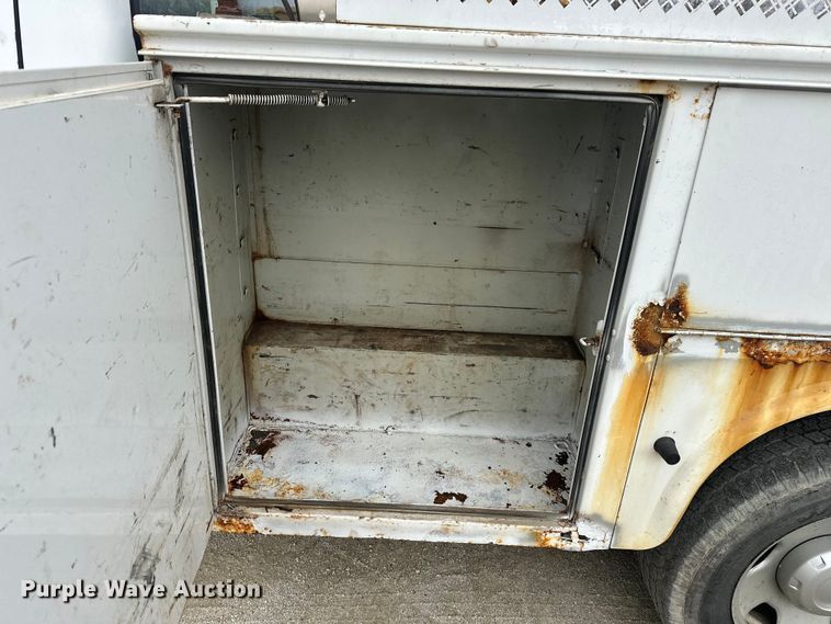 image for item DV0830 2006 Ford F350 Super Duty utility bed pickup truck