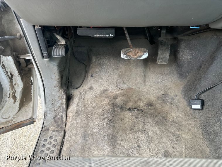 image for item DV0830 2006 Ford F350 Super Duty utility bed pickup truck