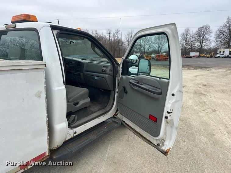 image for item DV0830 2006 Ford F350 Super Duty utility bed pickup truck