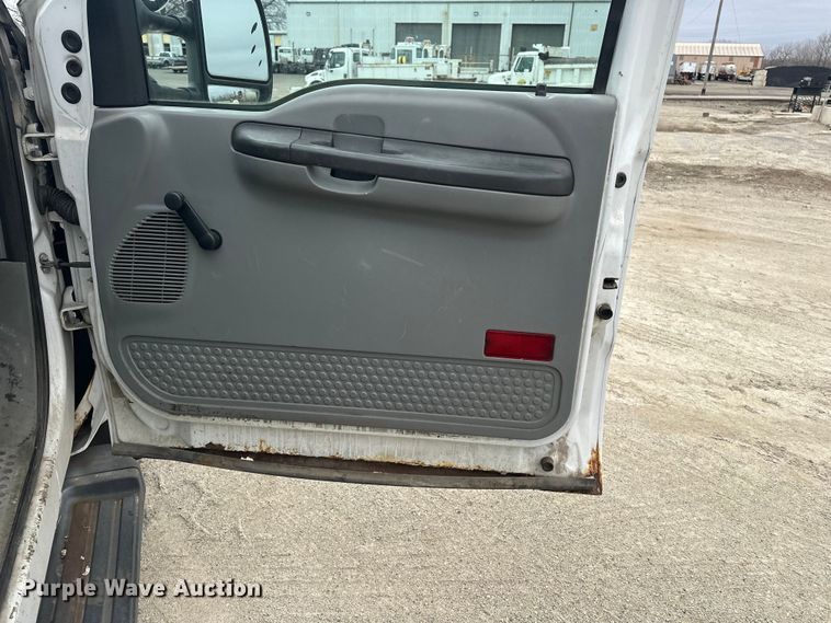 image for item DV0830 2006 Ford F350 Super Duty utility bed pickup truck