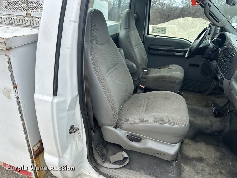 image for item DV0830 2006 Ford F350 Super Duty utility bed pickup truck