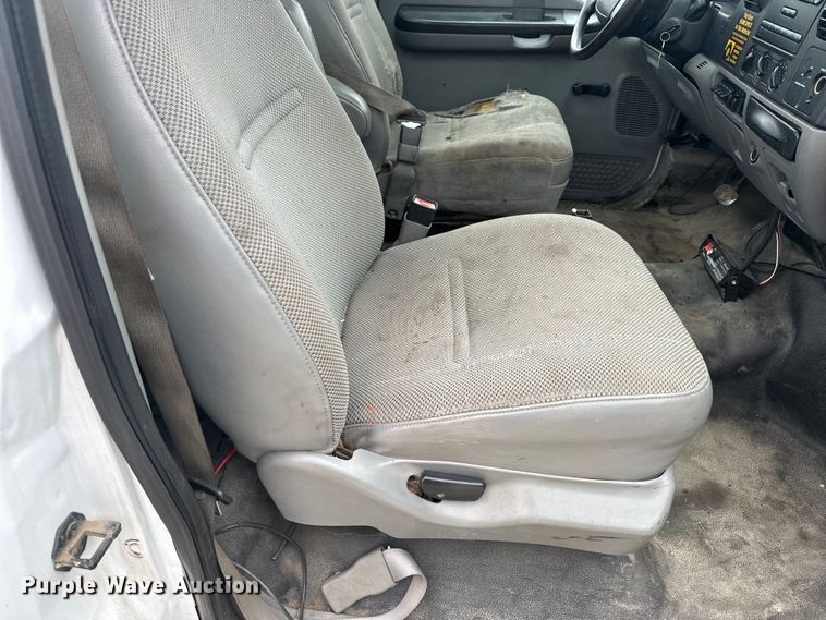 image for item DV0830 2006 Ford F350 Super Duty utility bed pickup truck