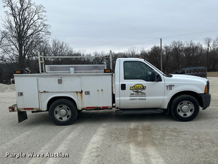 image for item DV0831 2006 Ford F350 Super Duty utility bed pickup truck