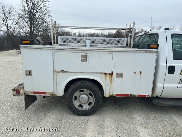 image for item DV0831 2006 Ford F350 Super Duty utility bed pickup truck
