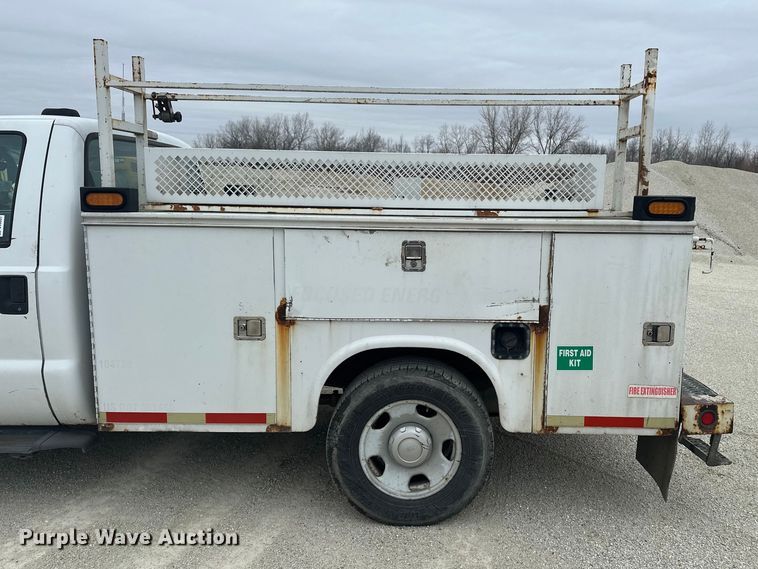 image for item DV0831 2006 Ford F350 Super Duty utility bed pickup truck