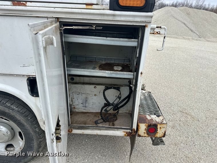 image for item DV0831 2006 Ford F350 Super Duty utility bed pickup truck