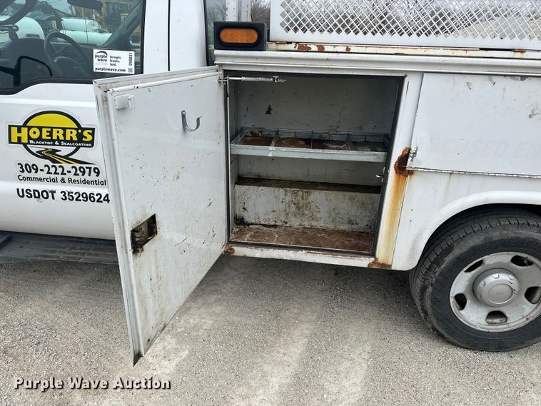 image for item DV0831 2006 Ford F350 Super Duty utility bed pickup truck