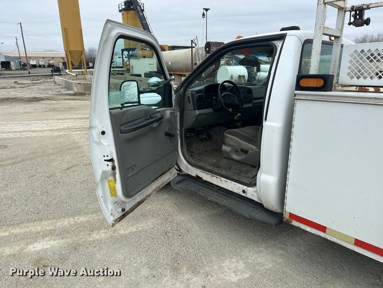 image for item DV0831 2006 Ford F350 Super Duty utility bed pickup truck