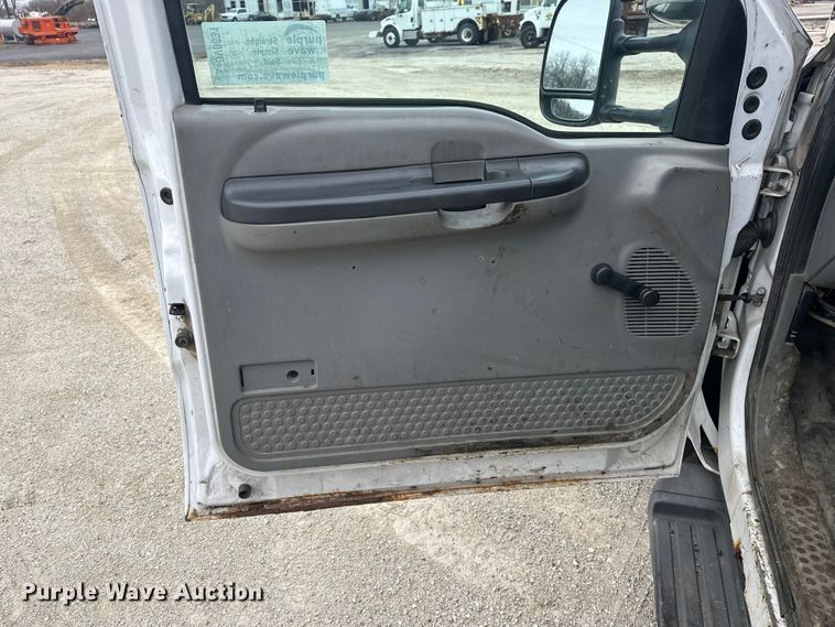 image for item DV0831 2006 Ford F350 Super Duty utility bed pickup truck