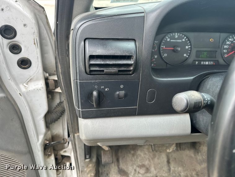 image for item DV0831 2006 Ford F350 Super Duty utility bed pickup truck