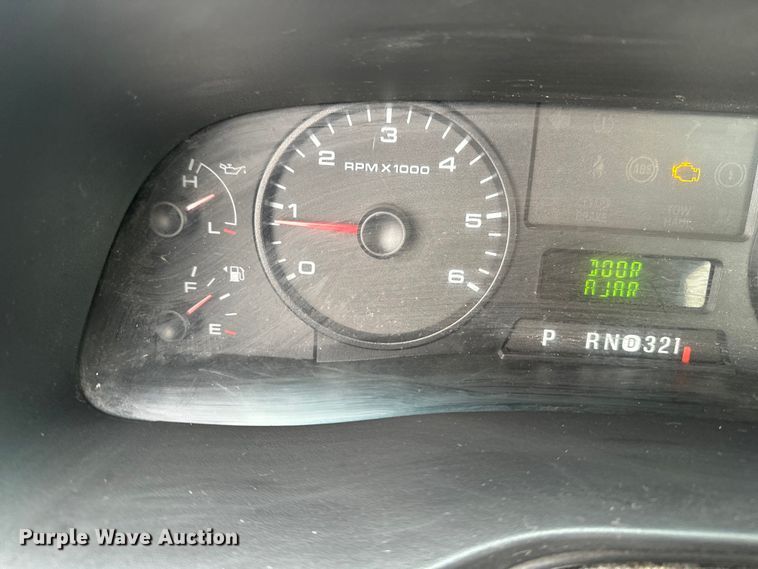 image for item DV0831 2006 Ford F350 Super Duty utility bed pickup truck