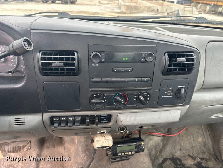 image for item DV0831 2006 Ford F350 Super Duty utility bed pickup truck