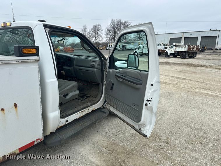 image for item DV0831 2006 Ford F350 Super Duty utility bed pickup truck