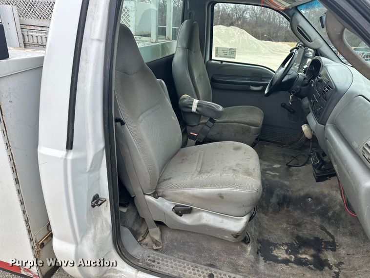 image for item DV0831 2006 Ford F350 Super Duty utility bed pickup truck