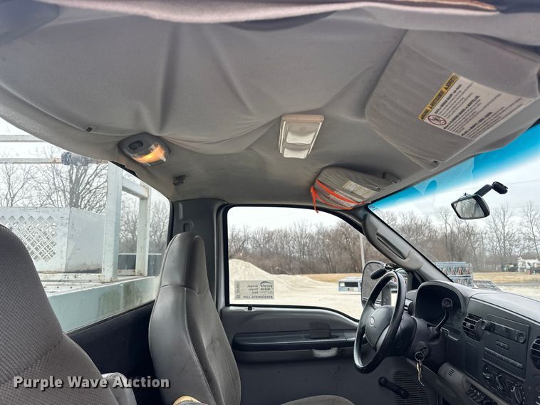 image for item DV0831 2006 Ford F350 Super Duty utility bed pickup truck