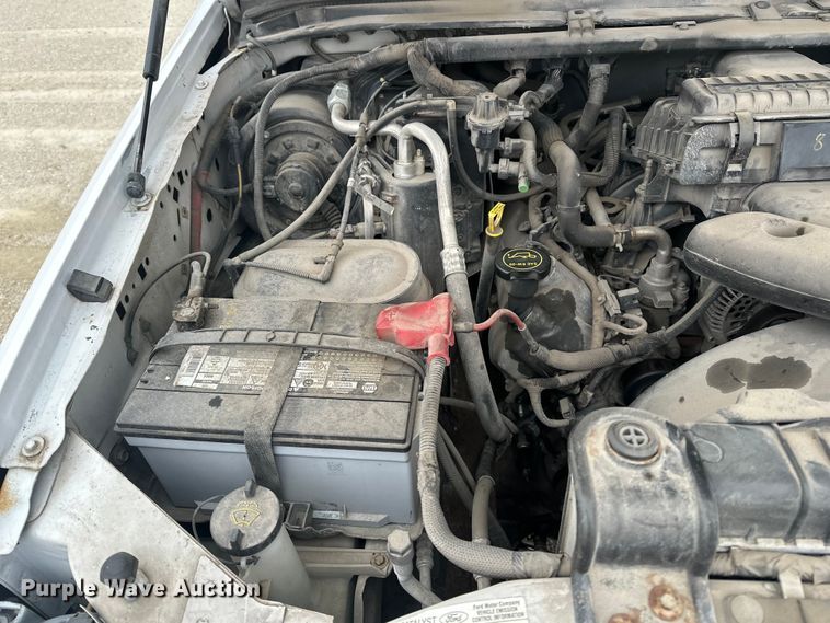 image for item DV0831 2006 Ford F350 Super Duty utility bed pickup truck