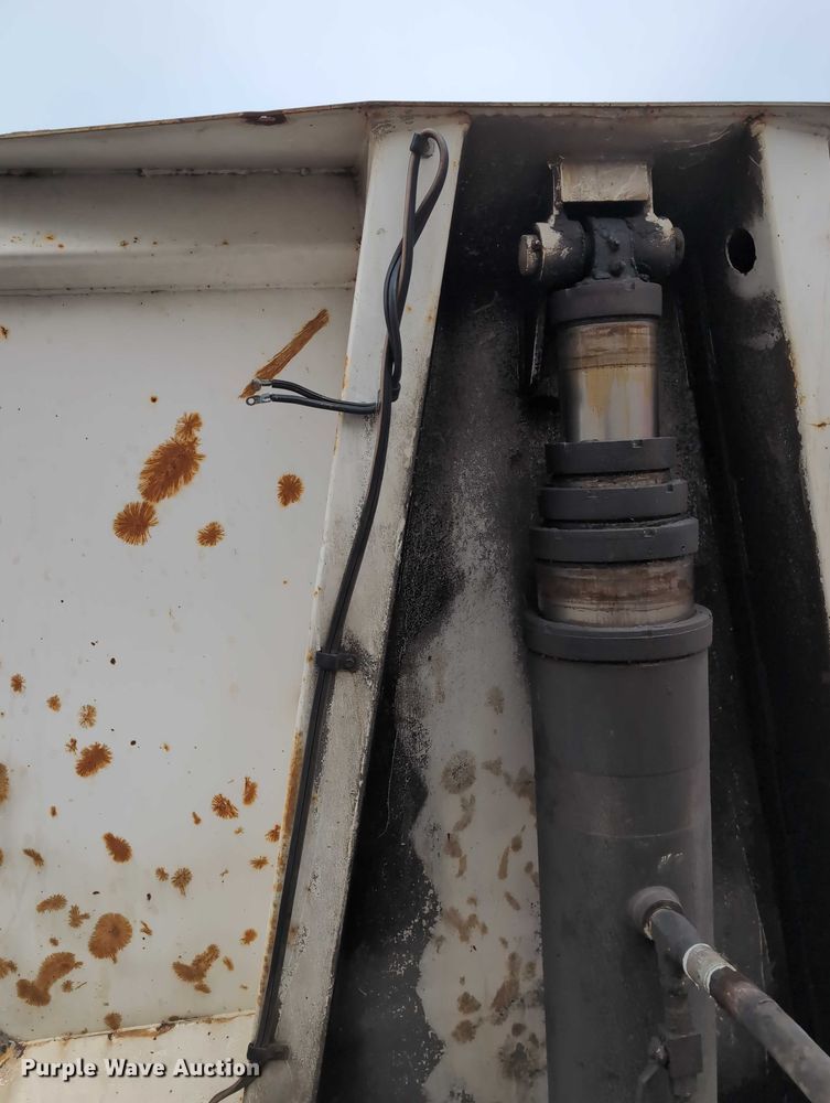 image for item DV0833 1975 Ravens Metal end dump trailer