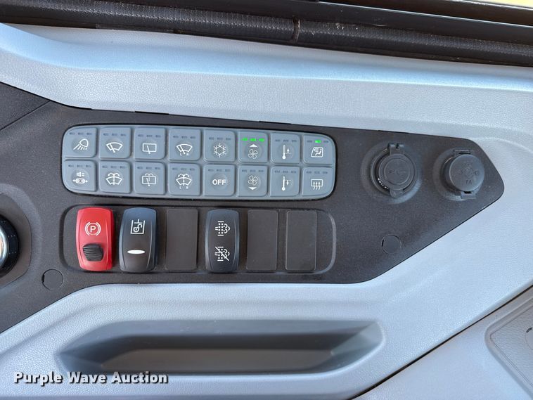 image for item DZ5125 2022 Doosan DD100 dozer