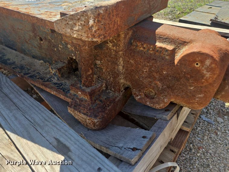 image for item EA5459 Huskie HH1000-2 breaker