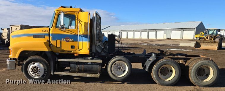 image for item EB1305 1994 Mack CH613 semi truck