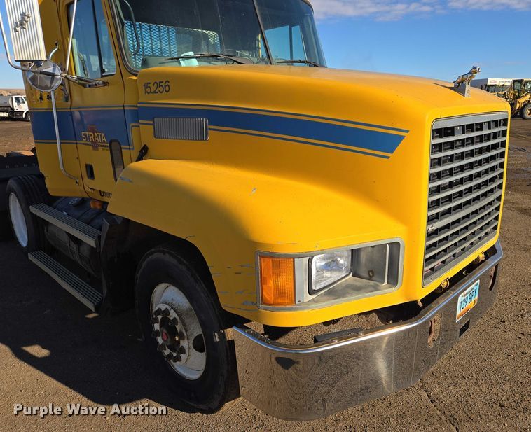 image for item EB1305 1994 Mack CH613 semi truck