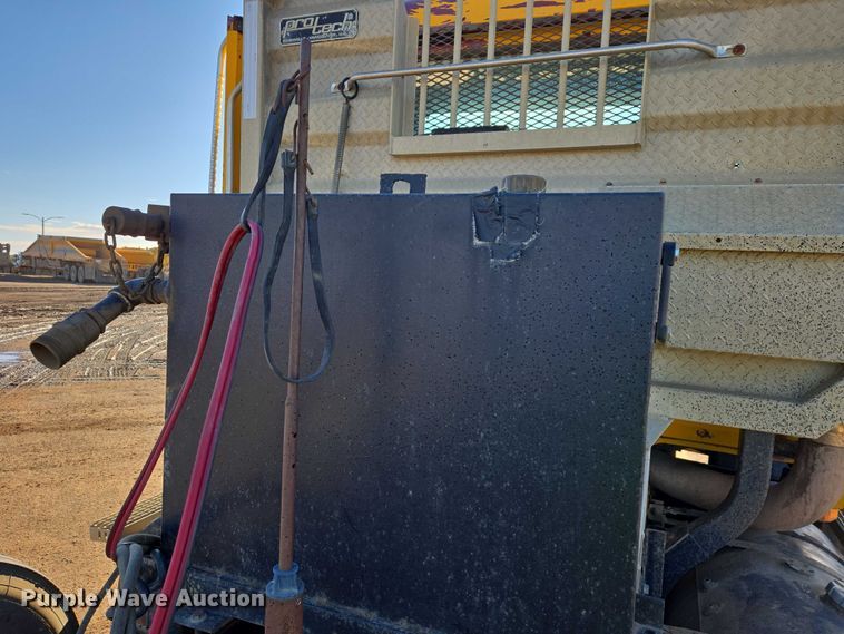 image for item EB1305 1994 Mack CH613 semi truck