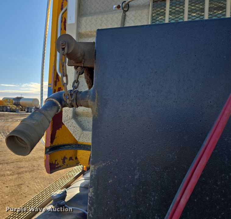 image for item EB1305 1994 Mack CH613 semi truck