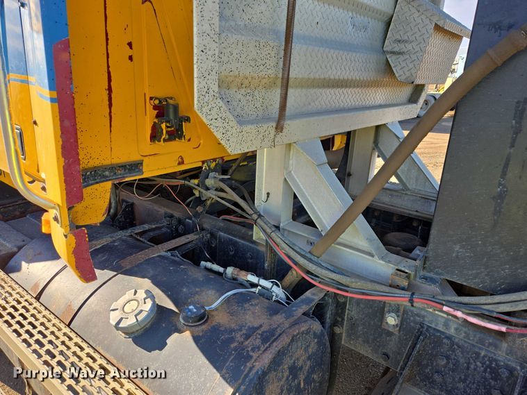 image for item EB1305 1994 Mack CH613 semi truck