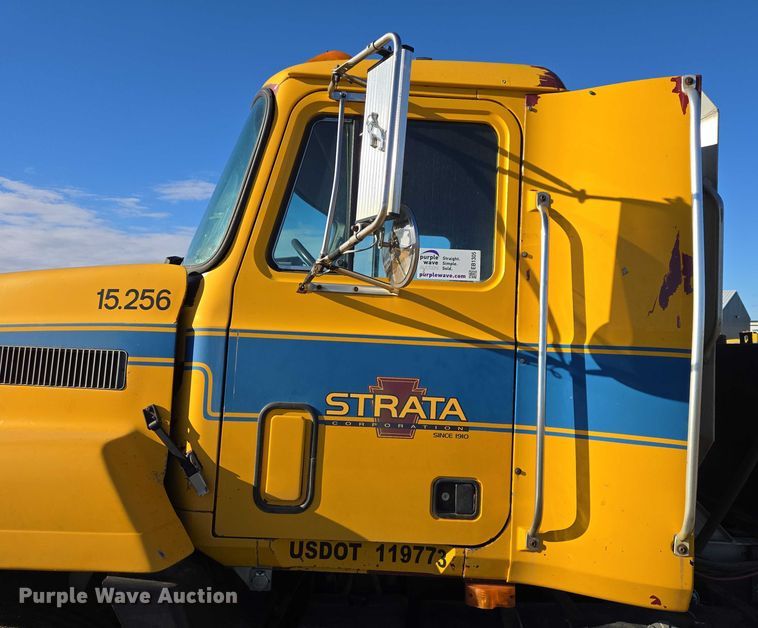 image for item EB1305 1994 Mack CH613 semi truck